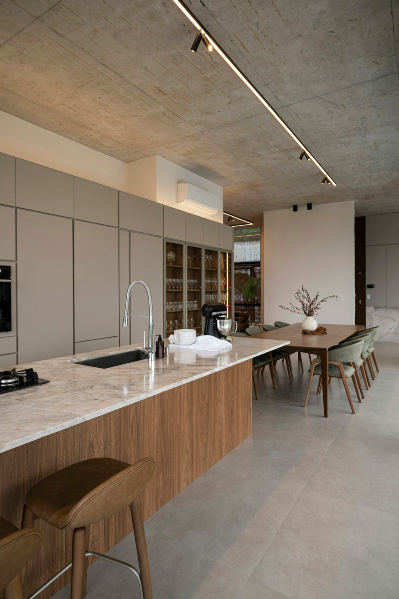 Îlot de cuisine contemporain en bois, évier intégré et mitigeur inox