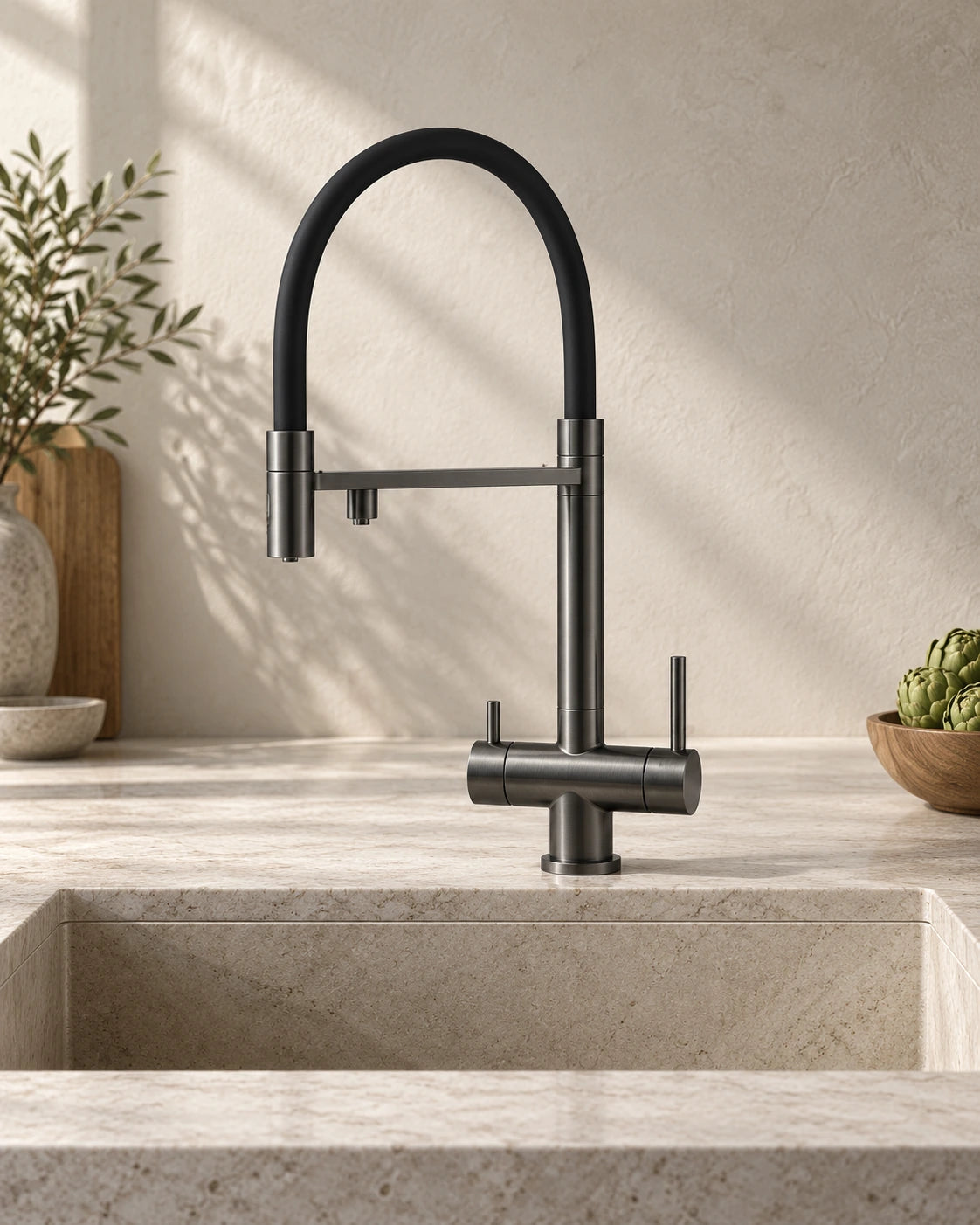 Mitigeur de cuisine 3 voies KLÄRA gris anthracite derrière un évier en pierre #Gris anthracite