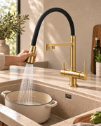 Douchette extractible du mitigeur KLÄRA or brossé rinçant une cocotte #Or brossé