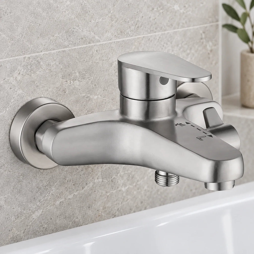 Mitigeur bain-douche mural en inox brossé au-dessus d’une baignoire