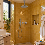 Douche zellige jaune avec ciel de pluie chromé fixé au plafond