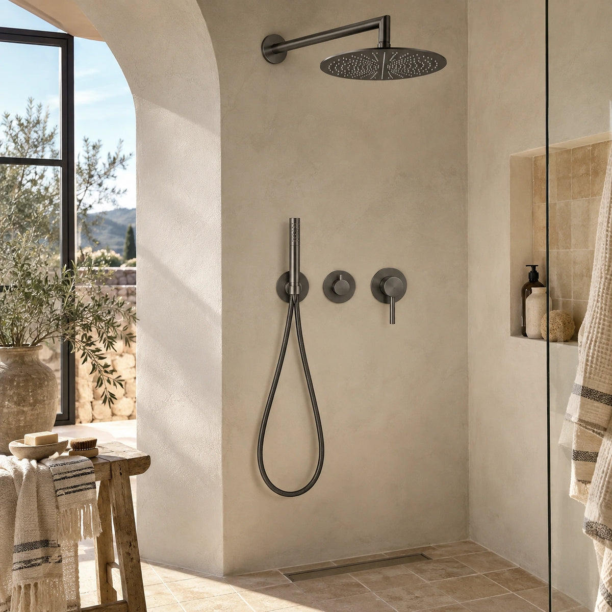Douche méditerranéenne sous arche avec colonne encastrée gris brossé