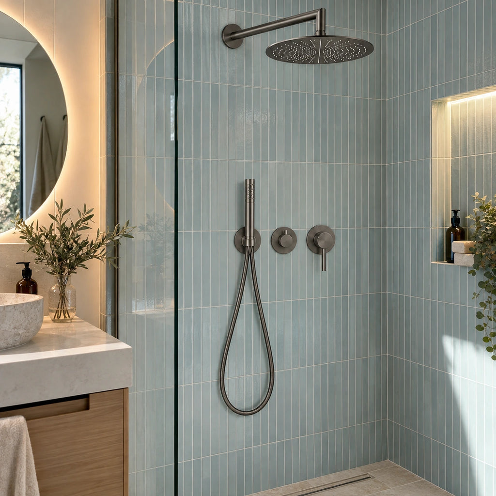 Douche faïence bleu glacier avec colonne encastrée gris brossé bras droit