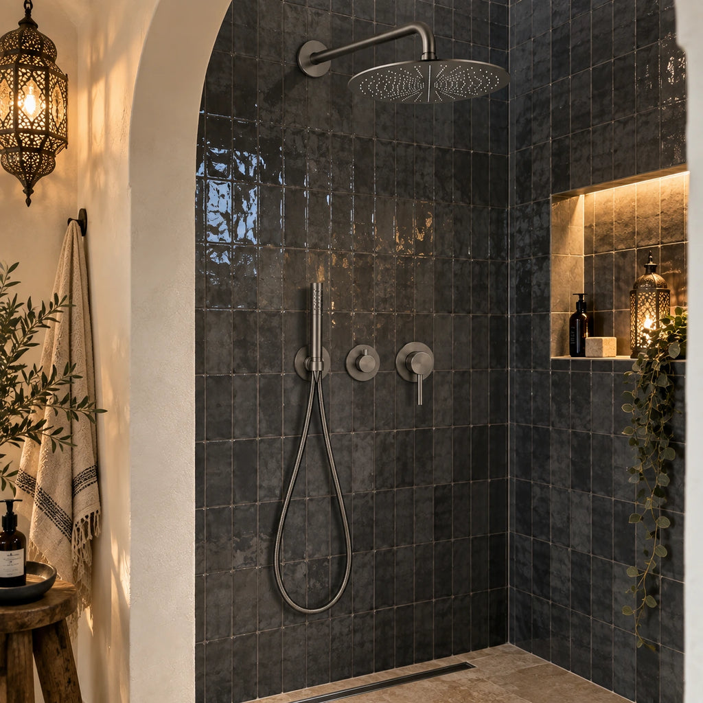 Douche zellige anthracite avec colonne encastrée gris brossé bras coudé