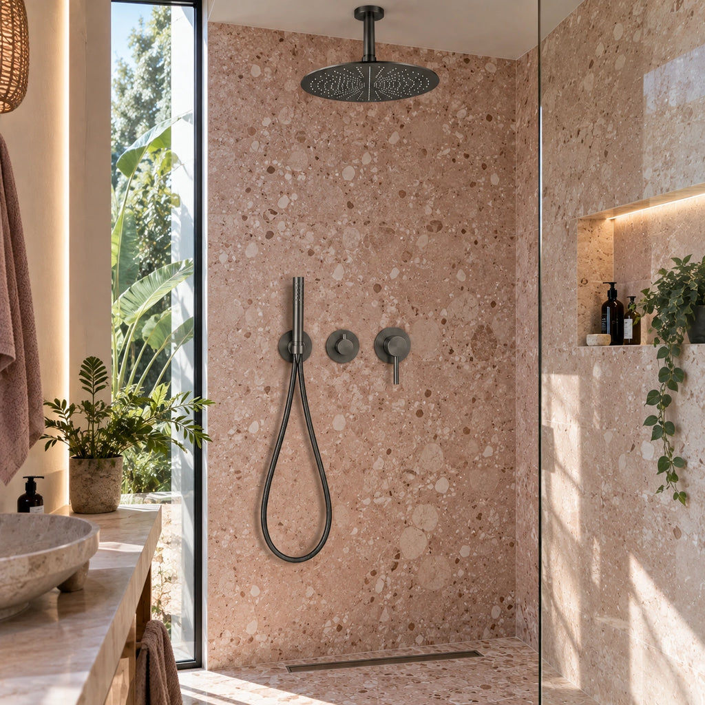 Douche granito rose avec ciel de pluie gris brossé fixé au plafond