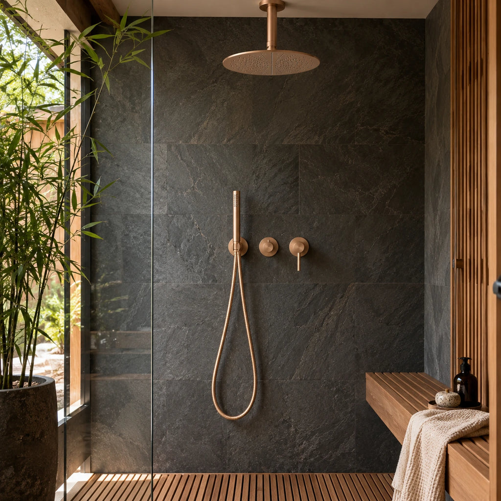 Douche japonaise en ardoise et cèdre, ciel de pluie or rose brossé au plafond