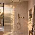 Douche beige rosé avec paroi cannelée, ciel de pluie or rose brossé au plafond