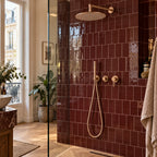 Douche en faïence bordeaux, colonne encastrée or rose brossé bras droit