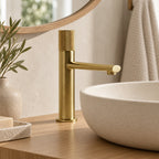 STRIA — Robinet de salle de bain en laiton or brossé — mise en situation Olverton