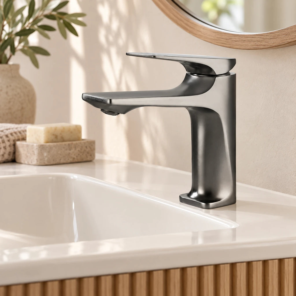 SILVA — Robinet de salle de bain en laiton gris brossé — mise en situation Olverton