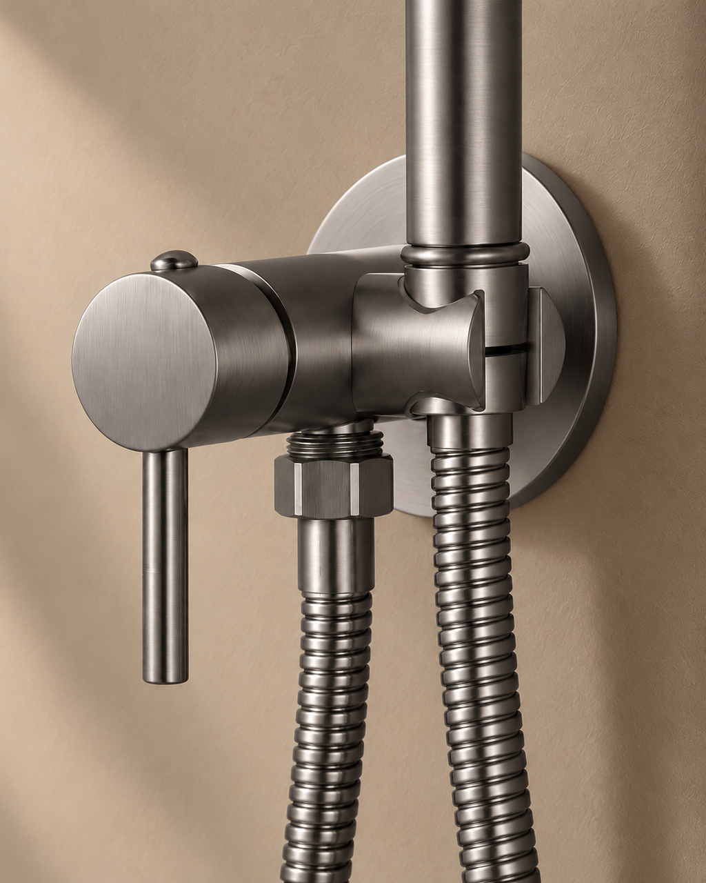 Douchette HYGÖ — Gris brossé — Détail du mitigeur et du support #Gris brossé