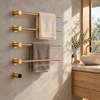Deux serviettes de bain posées sur les barres du sèche-serviettes RIÖ or brossé