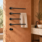 Sèche-serviettes encastré RIÖ noir mat 4 barres sur un mur terracotta