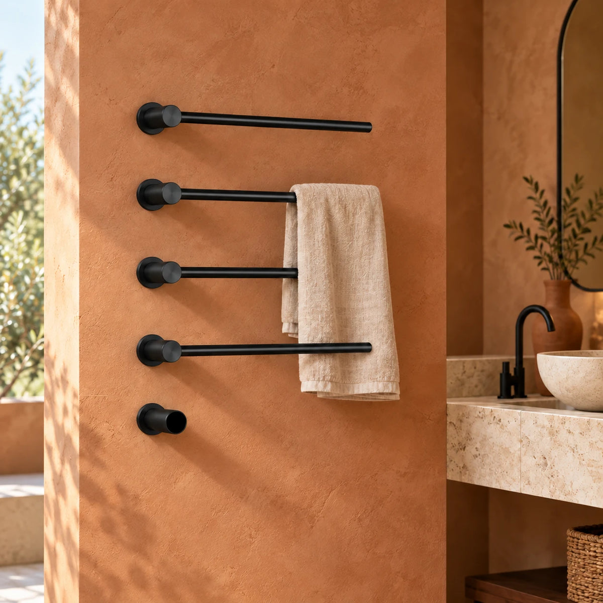 Sèche-serviettes encastré RIÖ noir mat 4 barres sur un mur terracotta