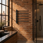 Sèche-serviettes mural GLÖD noir mat sur un mur de briques, salle de bain de loft