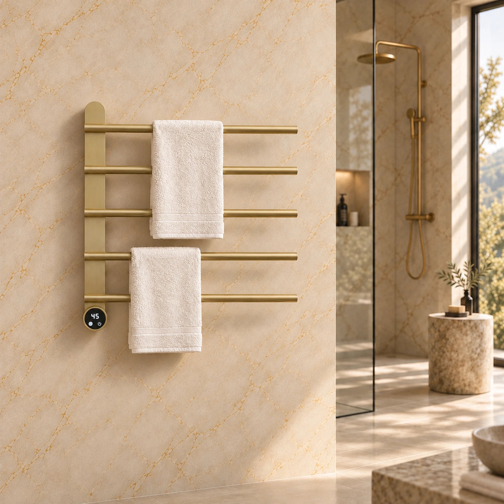 Sèche-serviettes électrique mural or brossé dans une salle de bain en marbre crème