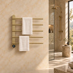 Sèche-serviettes électrique mural or brossé dans une salle de bain en marbre crème