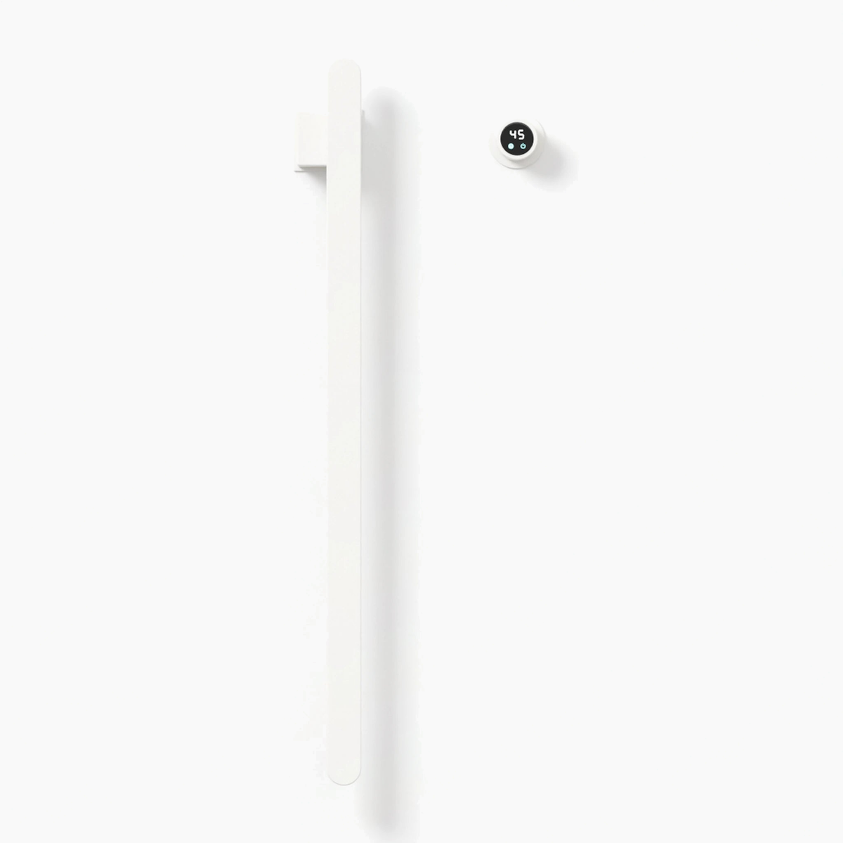 Sèche-serviettes à barres verticales STRÖM blanc mat, 1 barre, vue de face sur fond blanc