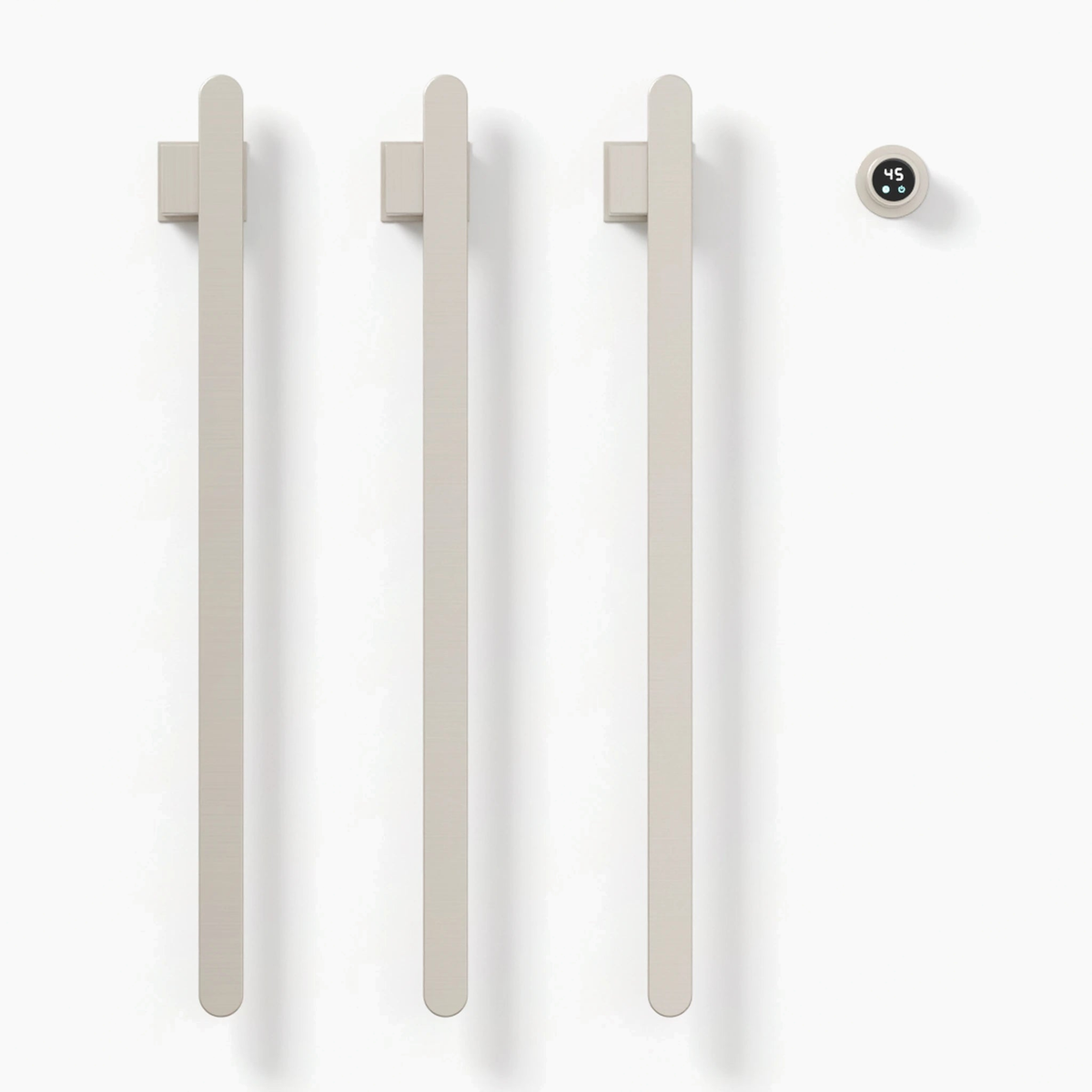 Sèche-serviettes à barres verticales STRÖM nickel brossé, 3 barres, vue de face sur fond blanc