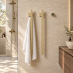 Sèche-serviettes à barres verticales STRÖM or brossé dans une salle de bain