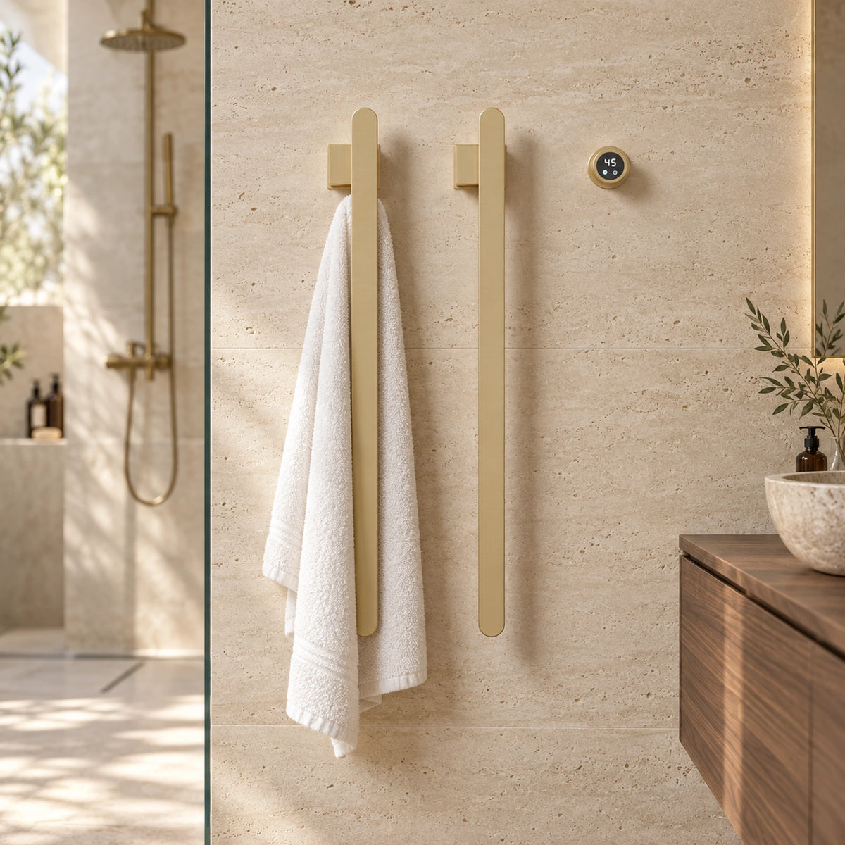 Sèche-serviettes STRÖM or brossé à deux barres verticales dans une salle de bain