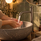 Lavage des mains sous le mitigeur haut TÅRN gris brossé #Gris brossé
