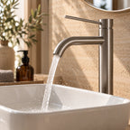 Bec du mitigeur TÅRN inox brossé, jet d'eau au centre de la vasque #Inox brossé