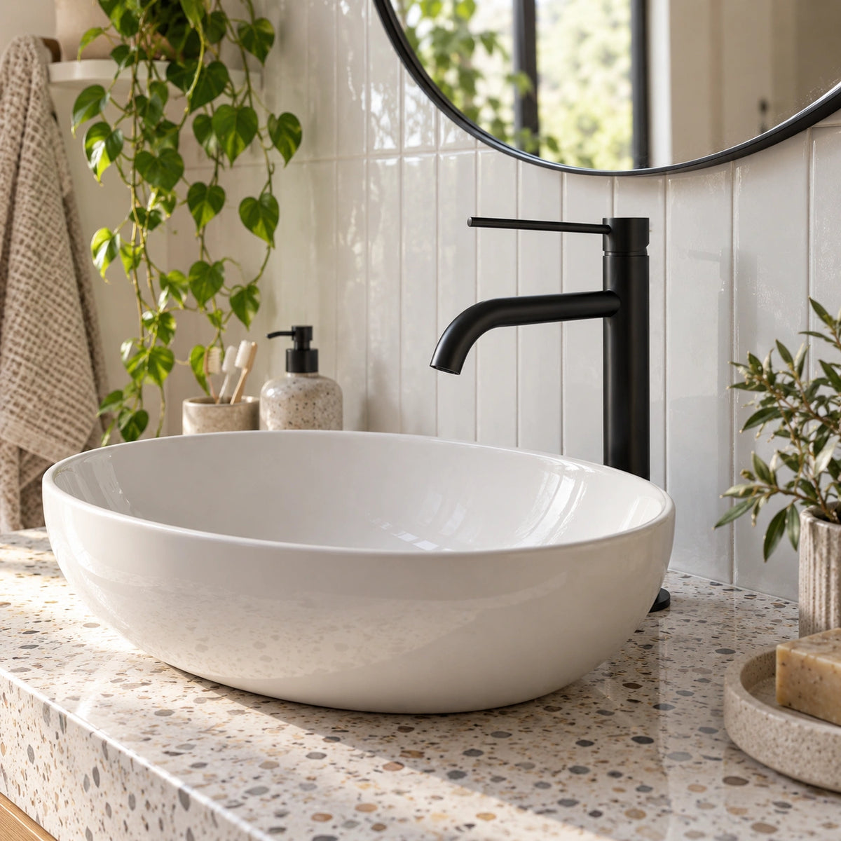 Mitigeur lavabo haut TÅRN noir mat sur plan en terrazzo, vasque ovale blanche #Noir mat