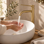 Lavage des mains sous le mitigeur haut TÅRN or brossé #Or brossé